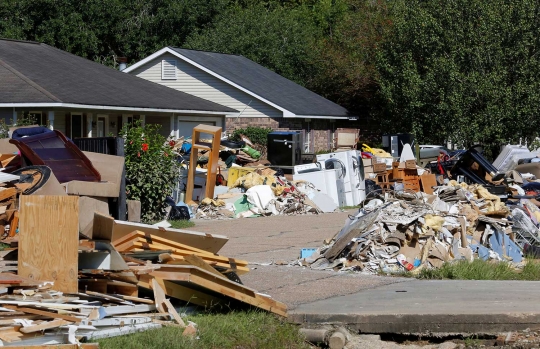 Warga AS berbenah usai banjir besar menenggelamkan Louisiana