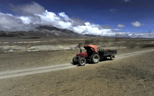 Melihat jalur perekonomian warga Nepal-China-Tibet di perbatasan