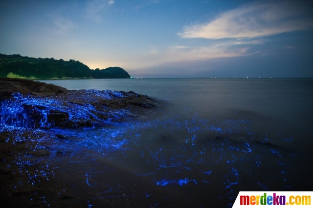 Foto Keindahan batu batu yang menangis di pantai Okayama 