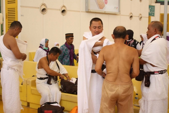 Intip kesibukan jemaah haji kenakan pakaian ihram di Bandara Jeddah