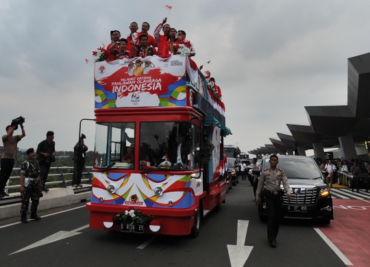 Arak-arakan meriah Tontowi/Liliyana menuju Jakarta
