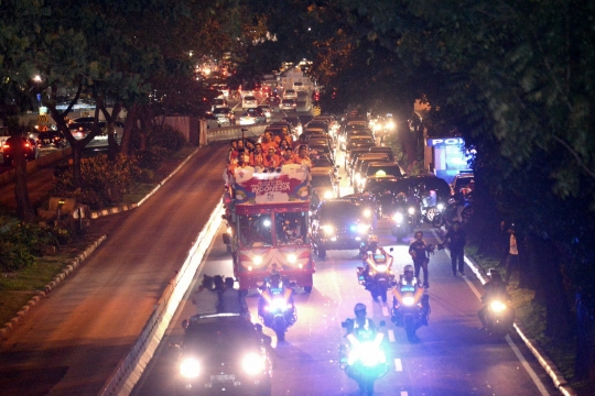 Arak-arakan atlet peraih medali di tengah kemacetan Jakarta