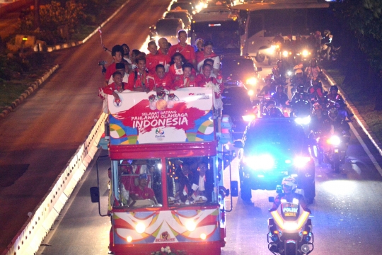 Arak-arakan atlet peraih medali di tengah kemacetan Jakarta