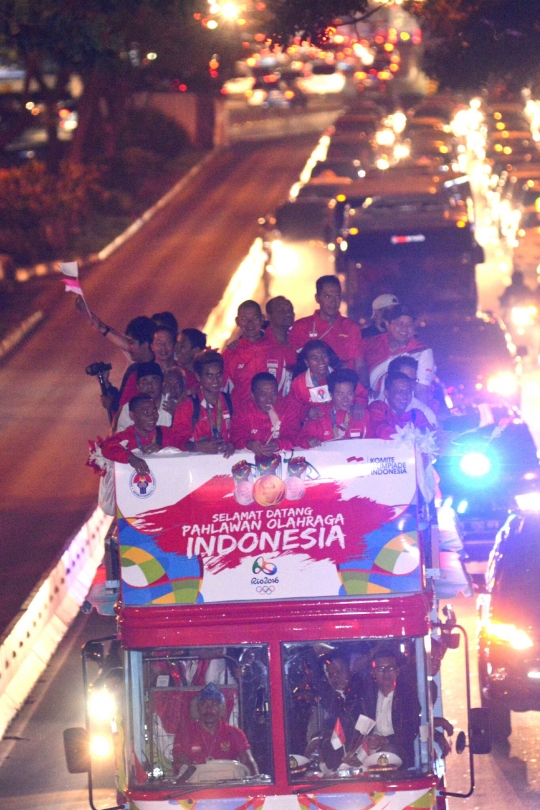 Arak-arakan atlet peraih medali di tengah kemacetan Jakarta