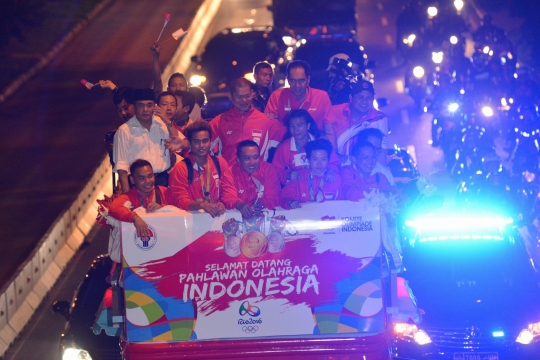 Arak-arakan atlet peraih medali di tengah kemacetan Jakarta