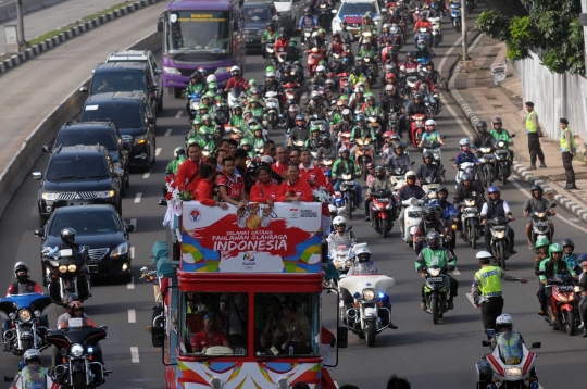 Pemotor padati arak-arakan atlet peraih medali menuju Istana