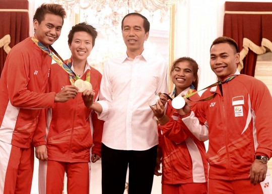 Presiden Jokowi bertemu atlet peraih medali Olimpiade 2016 di Istana