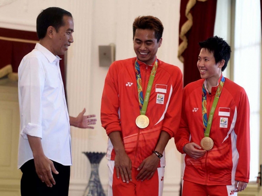 Presiden Jokowi bertemu atlet peraih medali Olimpiade 2016 di Istana