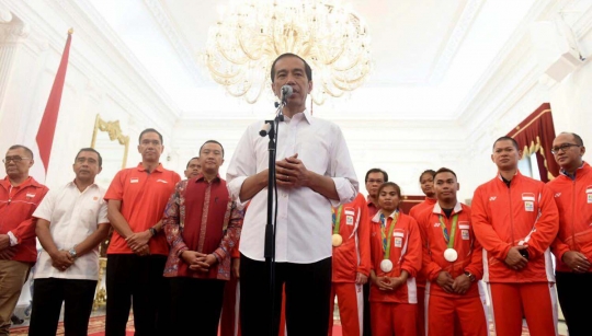 Presiden Jokowi bertemu atlet peraih medali Olimpiade 2016 di Istana