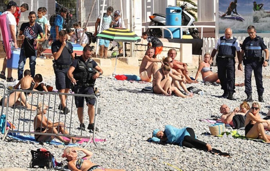 Kepolisian Prancis merazia wanita berhijab di pantai