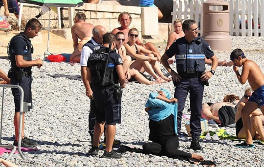 Kepolisian Prancis merazia wanita berhijab di pantai