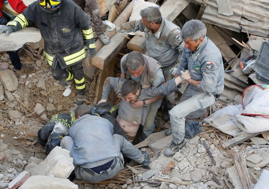 Penyelamatan para korban gempa Italia berlangsung dramatis