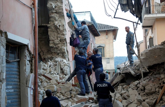 Penyelamatan para korban gempa Italia berlangsung dramatis