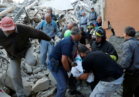 Penyelamatan para korban gempa Italia berlangsung dramatis