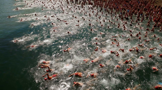 Keseruan ratusan orang lomba renang sejauh 1,5 km di Swiss