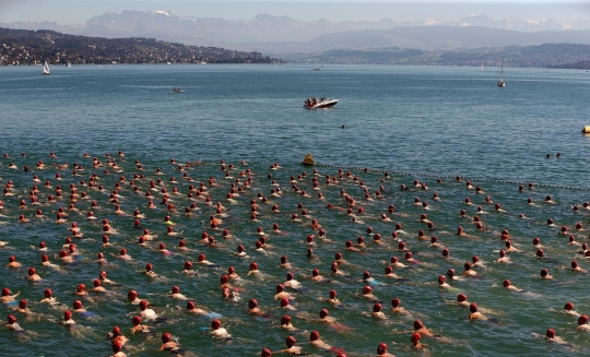 Keseruan ratusan orang lomba renang sejauh 1,5 km di Swiss