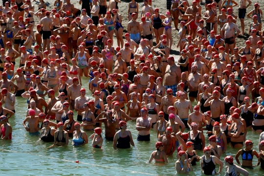 Keseruan ratusan orang lomba renang sejauh 1,5 km di Swiss