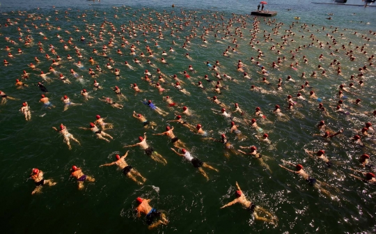 Keseruan ratusan orang lomba renang sejauh 1,5 km di Swiss