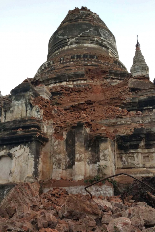 Kerusakan parah pagoda di Myanmar akibat gempa 6,8 SR