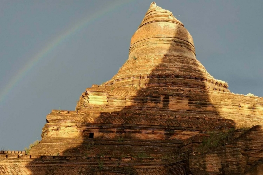 Kerusakan parah pagoda di Myanmar akibat gempa 6,8 SR