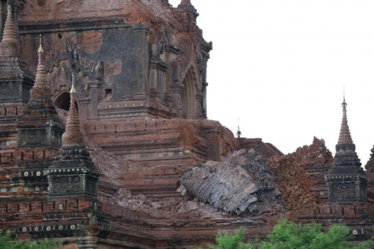 Kerusakan parah pagoda di Myanmar akibat gempa 6,8 SR