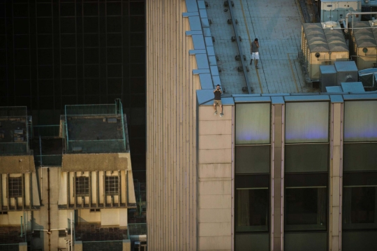 Demi tren, pemuda ini nekat selfie di puncak gedung pencakar langit