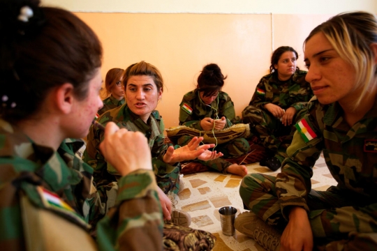 Mengintip kesibukan pejuang cantik Yazidi di tengah perang