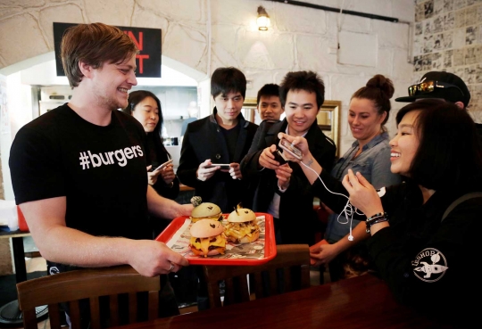 Restoran ini bikin burger bercita rasa Pokemon