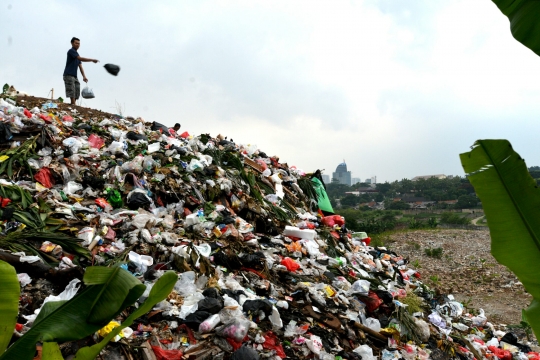 Gunungan sampah di jalur inspeksi Kali Pesanggrahan