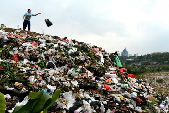 Gunungan sampah di jalur inspeksi Kali Pesanggrahan