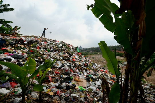 Gunungan sampah di jalur inspeksi Kali Pesanggrahan