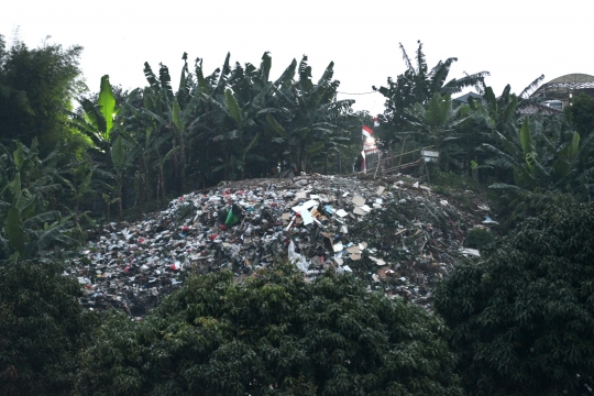 Gunungan sampah di jalur inspeksi Kali Pesanggrahan