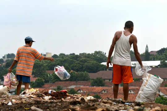 Gunungan sampah di jalur inspeksi Kali Pesanggrahan