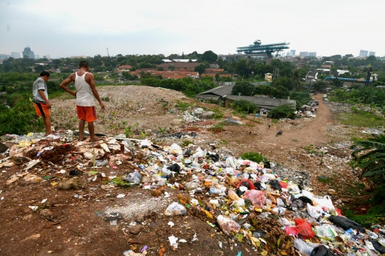 Gunungan sampah di jalur inspeksi Kali Pesanggrahan