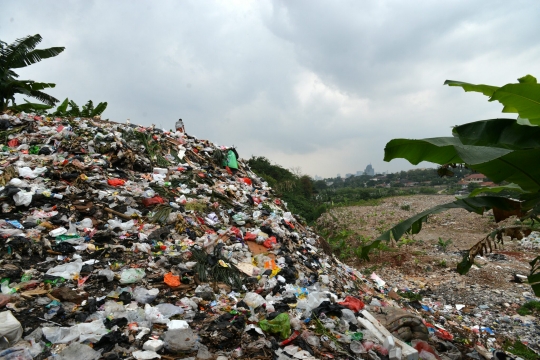 Gunungan sampah di jalur inspeksi Kali Pesanggrahan