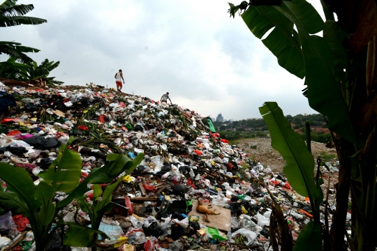 Gunungan sampah di jalur inspeksi Kali Pesanggrahan