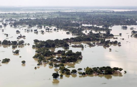 Dahsyatnya banjir bandang ubah India jadi 'negeri air'