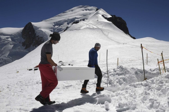 Berburu inti es di puncak Mont Blanc