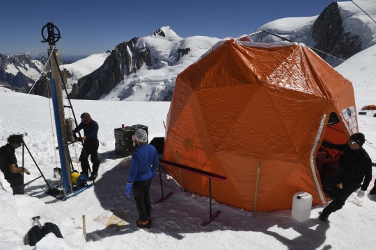 Berburu inti es di puncak Mont Blanc