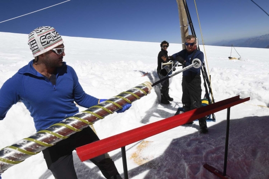 Berburu inti es di puncak Mont Blanc