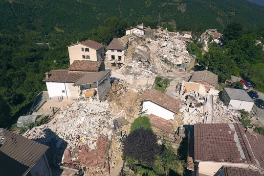 Melihat dari udara kehancuran kota-kota kecil Italia usai gempa