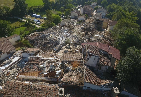 Melihat dari udara kehancuran kota-kota kecil Italia usai gempa