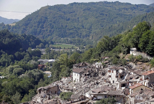 Melihat dari udara kehancuran kota-kota kecil Italia usai gempa