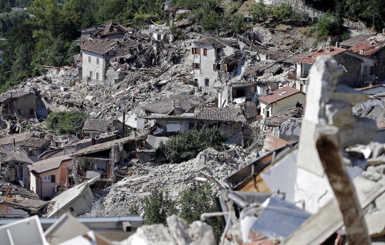 Melihat dari udara kehancuran kota-kota kecil Italia usai gempa