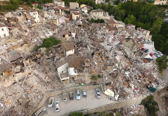 Melihat dari udara kehancuran kota-kota kecil Italia usai gempa