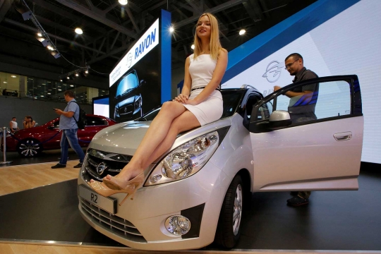 Pesona model seksi hiasi Moskow International Auto Salon 2016