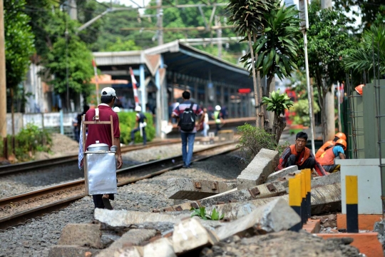 Antisipasi kecelakaan, perlintasan KRL Tebet di pagar permanen