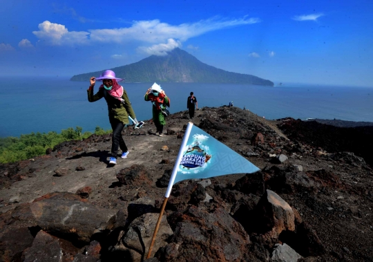 Serunya berpetualang mendaki Gunung Anak Krakatau