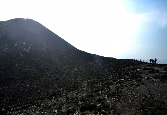 Serunya berpetualang mendaki Gunung Anak Krakatau