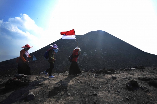 Serunya berpetualang mendaki Gunung Anak Krakatau